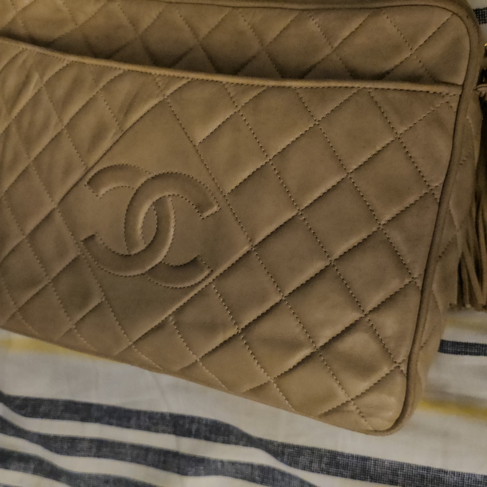 CHANEL 1994 VINTAGELIGHT BEIGE LAMBSKINLARGE CAMERA CASEMESSENGER BAG. - Picture 13 of 17